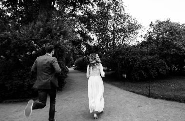 kendi düğün gününde şık gelin ve damat, eğlenmek ve bir yürüyüş, siyah beyaz fotoğraf gülümseyen 