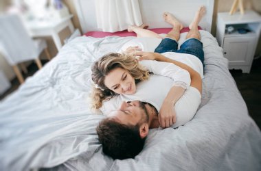 Gelin ve damat sabah, aşıklar yalan ve yatak odasında gülüyor