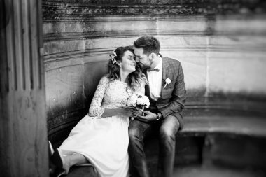 kendi düğün gününde şık gelin ve damat, eğlenmek ve bir yürüyüş, siyah beyaz fotoğraf gülümseyen 