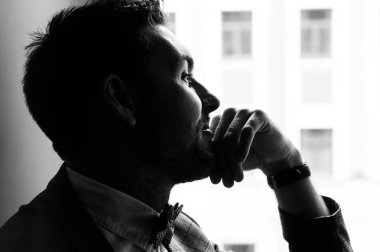 Düğün gününde bir takım elbise şık damat, siyah ve beyaz fotoğraf 