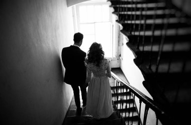 pencere, siyah beyaz fotoğraf ile düğün gününde şık gelin ve damat 