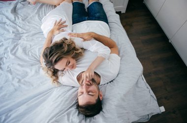 Gelin ve damat sabah, aşıklar yalan ve yatak odasında gülüyor