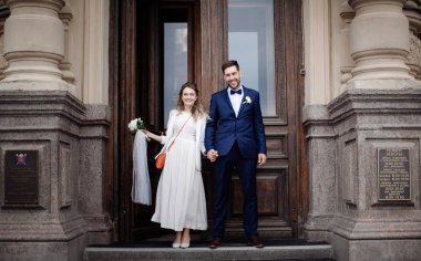 kayıt olduktan sonra mutlu gelin ve damat 