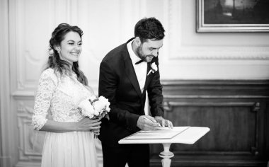 kayıt sırasında güzel gelin ve damat, siyah beyaz fotoğraf 