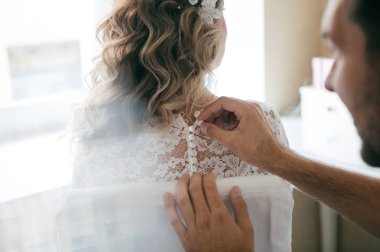 Damat Gelin için bir gelinlik düğmeli