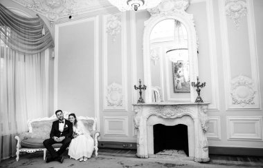 Saray, siyah beyaz fotoğraf kayıt olduktan sonra oturan mutlu gelin ve yakışıklı damat 