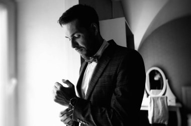 Düğün gününde bir takım elbise şık damat, siyah ve beyaz fotoğraf 