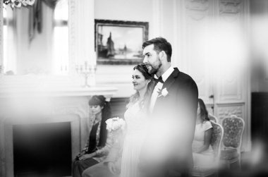 kayıt sırasında güzel gelin ve damat, siyah beyaz fotoğraf 