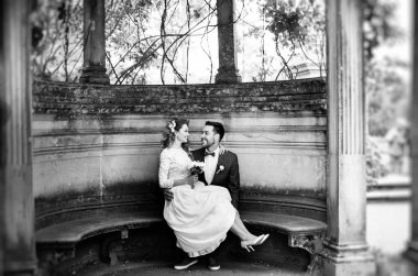 kendi düğün gününde şık gelin ve damat, eğlenmek ve bir yürüyüş, siyah beyaz fotoğraf gülümseyen 