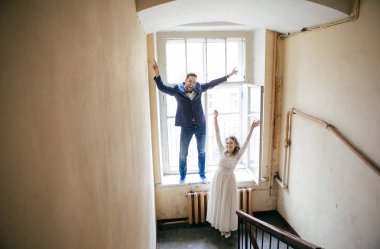 pencere tarafından düğün gününde şık gelin ve damat 