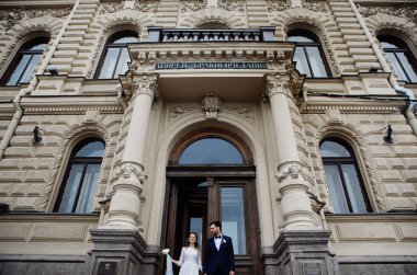 kayıt olduktan sonra mutlu gelin ve damat 