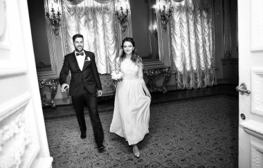 mutlu gelin ve damat kayıt sonra yürüyüş, siyah ve beyaz fotoğraf