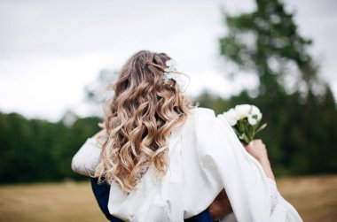 damat, sıradışı bir düğün günü alanında silah onun mutlu gelin taşıyan