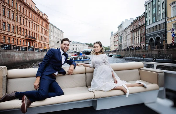 Stilvolles Brautpaar Hochzeitstag Spaß Und Lächeln Bei Einer Bootsfahrt Auf — Stockfoto