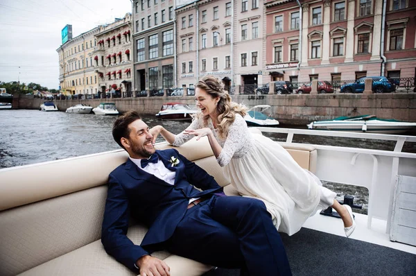 Stilvolles Brautpaar Hochzeitstag Spaß Und Lächeln Bei Einer Bootsfahrt Auf — Stockfoto