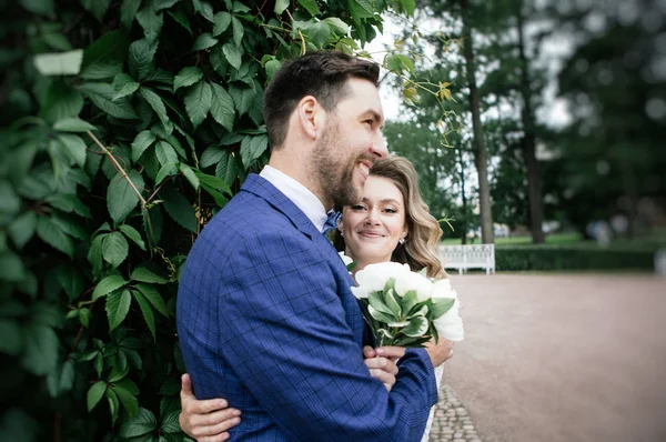 Novia Novio Con Estilo Día Boda Abrazando Sonriendo Parque Verano —  Fotos de Stock