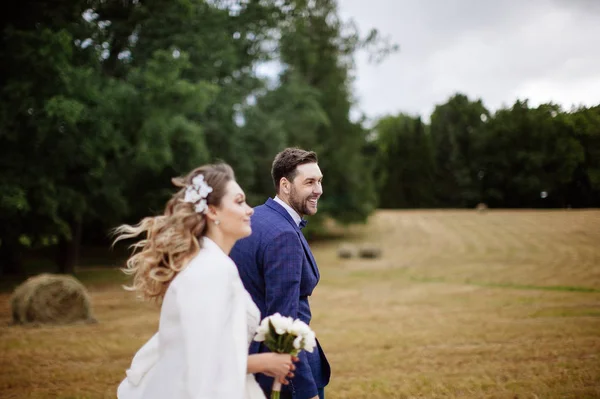 Stilvolles Brautpaar Hochzeitstag Spaß Und Lächeln Beim Spaziergang Herbstlichen Heuhaufen — Stockfoto