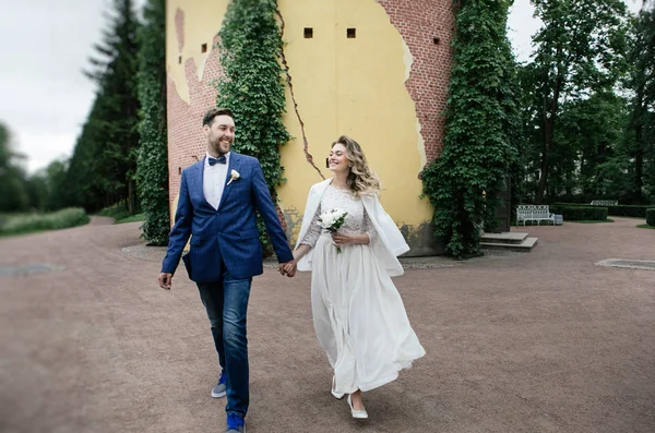 Stylowe Narzeczeni Dniu Ślubu Trzymając Ręce Uśmiechając Się Podczas Chodzenia — Zdjęcie stockowe