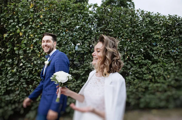 Elegante Novia Novio Día Boda Divertirse Sonreír Paseo —  Fotos de Stock