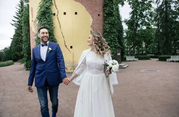 Stilvolle Braut Und Bräutigam Ihrem Hochzeitstag Händchen Haltend Und Lächelnd — Stockfoto