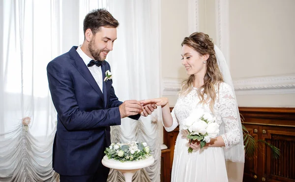 新娘和新郎在登记时 交换戒指 — 图库照片