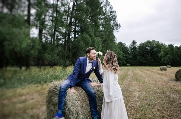 Stilvolles Brautpaar Hochzeitstag Spaß Und Lächeln Beim Spaziergang Herbstlichen Heuhaufen — Stockfoto