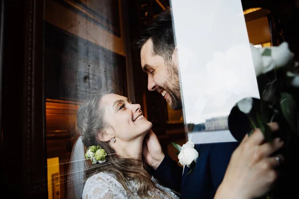 Noiva Elegante Noivo Seu Dia Casamento Abraçando Olhando Ternamente Para — Fotografia de Stock