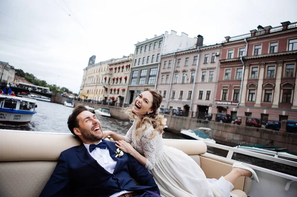 Stilvolles Brautpaar Hochzeitstag Spaß Und Lächeln Bei Einer Bootsfahrt Auf — Stockfoto