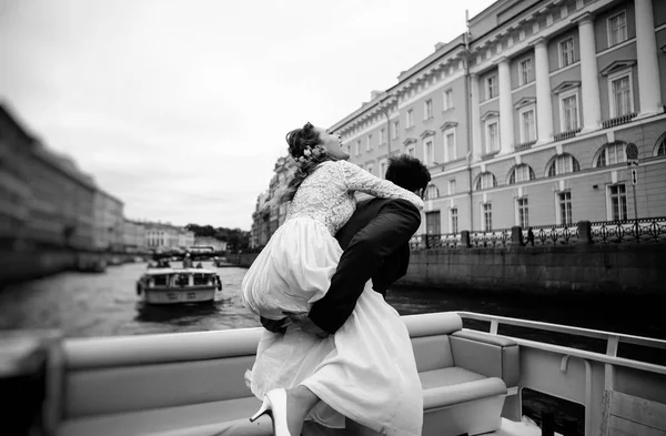 Kendi Düğün Gününde Şık Gelin Damat Eğlenmek Nehir Üzerinde Bir — Stok fotoğraf