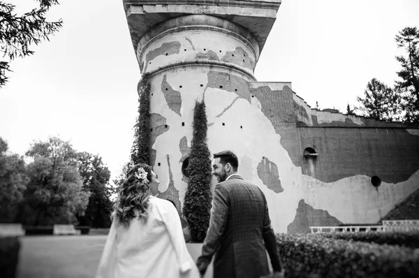 Stilvolle Braut Und Bräutigam Ihrem Hochzeitstag Händchen Haltend Und Lächelnd — Stockfoto