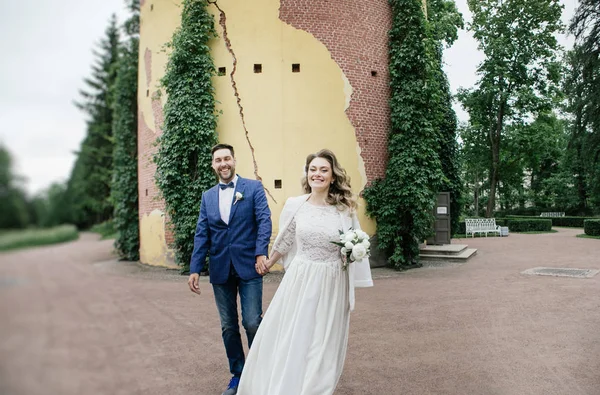 Stilvolle Braut Und Bräutigam Ihrem Hochzeitstag Händchen Haltend Und Lächelnd — Stockfoto