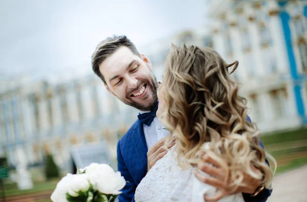 Noiva Elegante Noivo Seu Dia Casamento Divertindo Sorrindo Passeio Perto — Fotografia de Stock