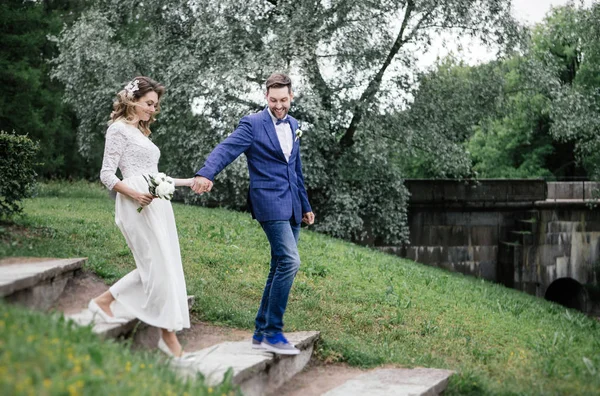 Stílusos Menyasszony Vőlegény Esküvő Napján Kezében Mosolyogva Nyári Parkban — Stock Fotó