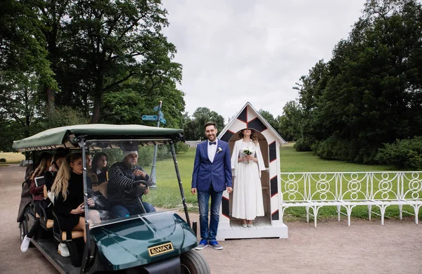 Saint Petersburg Russia June 2018 Funny Bride Groom Walking Park — Stock Photo, Image