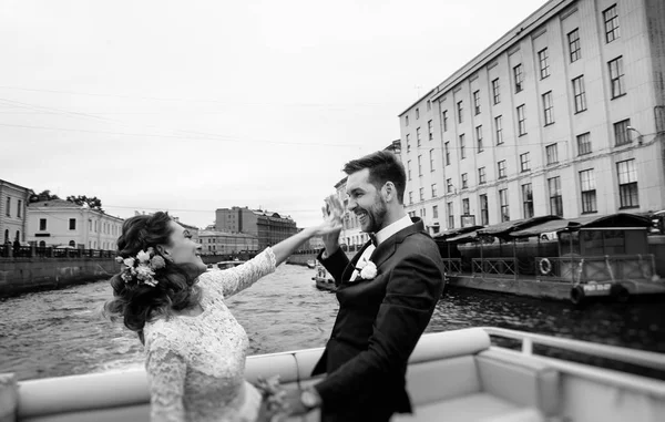 Düğün Gününde Şık Gelin Damat Nehir Üzerinde Bir Tekne Gezisi — Stok fotoğraf