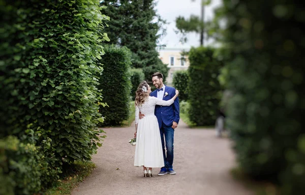 Stílusos Menyasszony Vőlegény Esküvő Napján Átölelve Mosolyogva Tavaszi Parkban — Stock Fotó