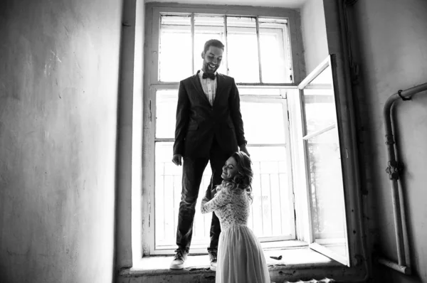 Elegante Novia Novio Día Boda Por Ventana Foto Blanco Negro —  Fotos de Stock