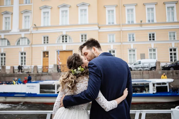 Stylish Bride Groom Wedding Day Having Fun Kissing Boat Trip — Stock Photo, Image
