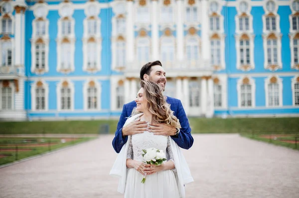 Stylowe Narzeczeni Dzień Ślubu Zabawy Uśmiechnięty Spacer Pobliżu Pałacu — Zdjęcie stockowe