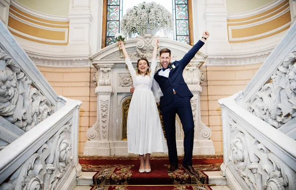Ενθουσιασμένος Νύφη Και Γαμπρός Μετά Την Εγγραφή Στο Παλάτι — Φωτογραφία Αρχείου