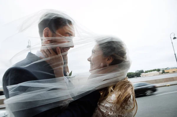 Noivo Elegante Noiva Véu Nupcial Seu Dia Casamento Abraçando Olhando — Fotografia de Stock