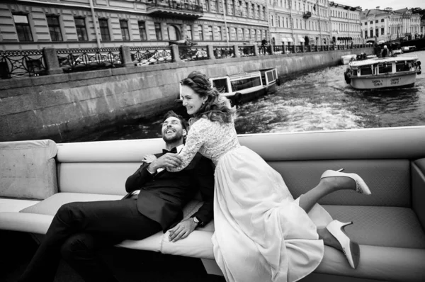 Kendi Düğün Gününde Şık Gelin Damat Eğlenmek Nehir Üzerinde Bir — Stok fotoğraf