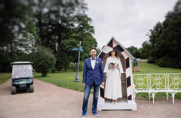 Saint Petersburg Russia June 2018 Funny Bride Groom Walking Park — Stock Photo, Image