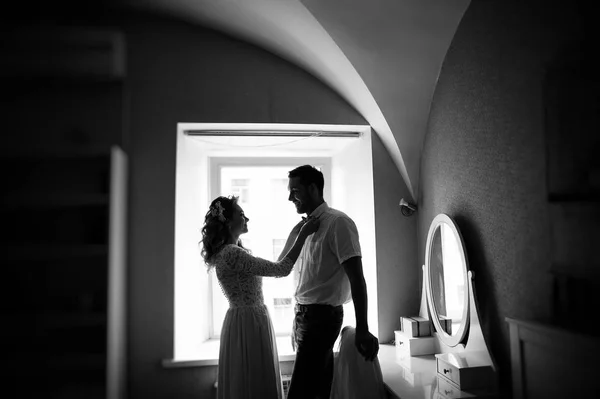 Matin Mariée Marié Dans Chambre Photo Noir Blanc — Photo