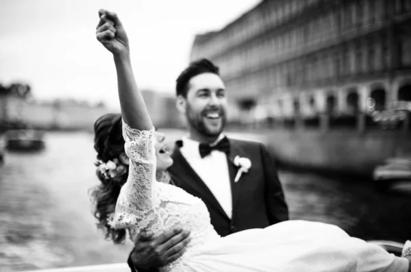彼らの結婚式の日にスタイリッシュな新郎新婦は 黒と白の写真のボート旅行に楽しさと笑顔を持つ — ストック写真
