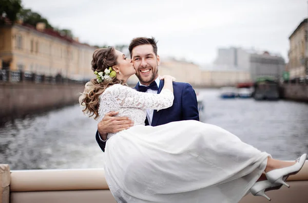 Noiva Elegante Noivo Seu Dia Casamento Divertindo Beijando Passeio Barco — Fotografia de Stock