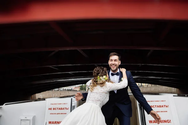 Noiva Elegante Noivo Seu Dia Casamento Divertindo Beijando Passeio Barco — Fotografia de Stock