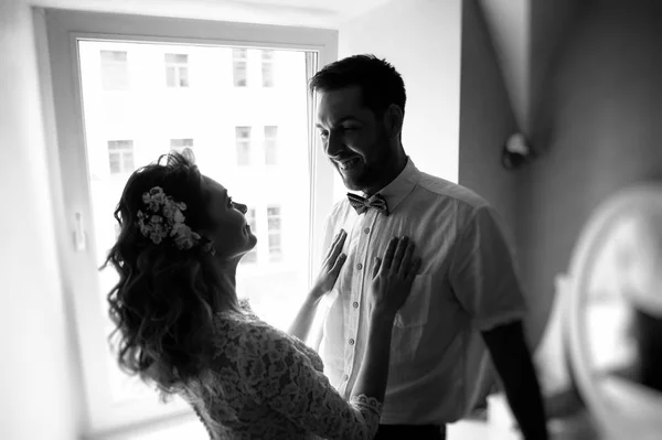 Matin Mariée Marié Dans Chambre Photo Noir Blanc — Photo