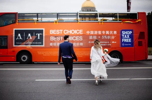 Saint Petersburg Russia July 2018 Funny Bride Groom Passing Road — Stock Photo, Image