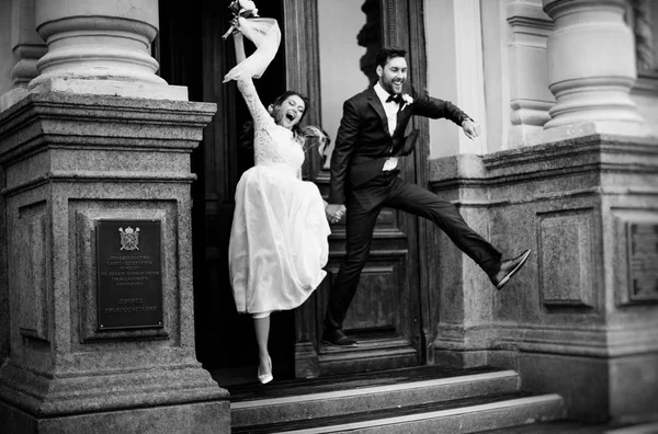 Izgatott Menyasszony Vőlegény Jumping Regisztráció Után Fekete Fehér Fotó — Stock Fotó